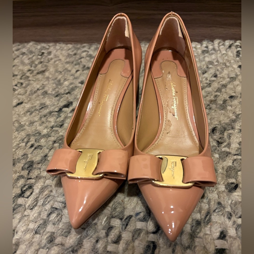 Salvatore Ferragamo Vara Bow Nude Patent Leather Block Heels/ Pumps